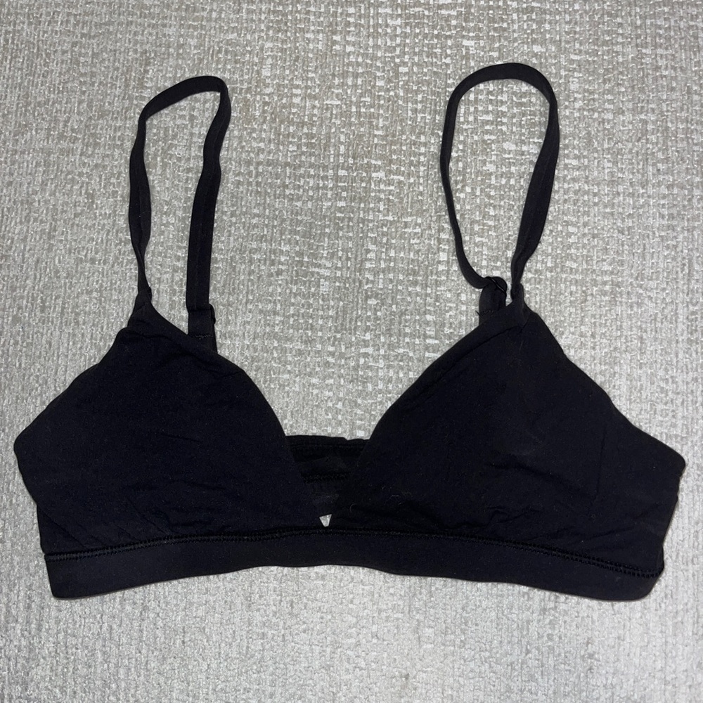 (SOLD). (DO NOT PURCHASE)     SKIMS FITS EVERYBODY TRIANGLE BRALETTE